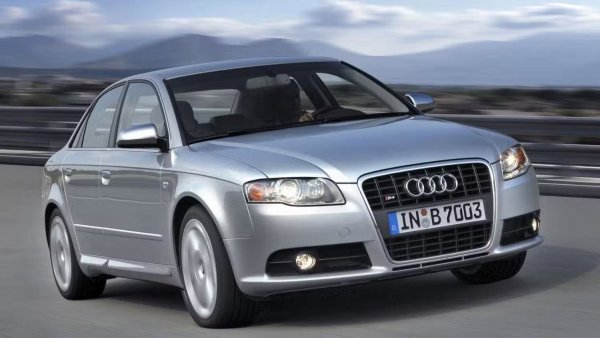 Цена: $9000 - $19000

Двигател: 4,2-литров атмосферен V8

Мощност: 340 к.с.

Трансмисия: 6-степенна механична или 6-степенна автоматична

Задвижване: Quattro задвижване на четирите колела

Често срещани проблеми: Обтегачи на ангренажната верига, течове на масло, износване на регулатора на разпределителния вал.
