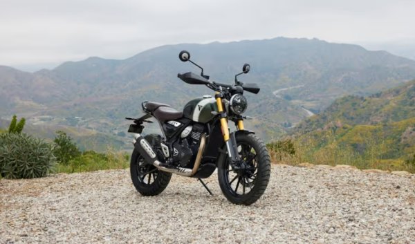 Triumph несъмнено е марката с най-големи традиции в сектора на скрамблерите. Нейният настоящ стандартен представителв в сегмента е Scrambler 400 Неговият двигател, поставен в тръбна стоманена рамка, всъщност е ковък едноцилиндров с течно охлаждане от 398 куб. см. Способен да развие 40 к.с. при 8000 об/мин и въртящ момент от 37,5 Нм при 6500 об/мин. 

Има алуминиевите джанти с 10 спици - 19-золови отпред и 17 отзад, снабдени със спирачна система с 320 мм преден диск и 230 мм заден. И двата контролирани от ABS. 

Окачването се състои от 43 мм обърната надолу вилка и газов моно, които допринасят за височината на седлото на 835 мм. Теглото в готовност за движение е 179 кг, като включва капацитет на резервоара от 13 литра. У нас тръгва от цена 12 900 лева.