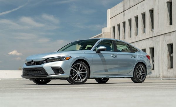 След бавен старт продажбите се раздвижиха с пазарния дебют на обновения модел на Civic, и завършиха годината с 1% ръст. 
