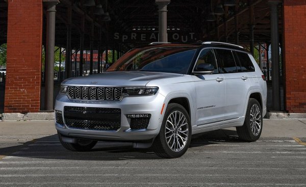 Тук две поколения се застъпиха през годината. Третият ред седалки при новата генерация и финалните отстъпки при старата спомогнаха за силните резултати, с 26% над тези от 2020. 
