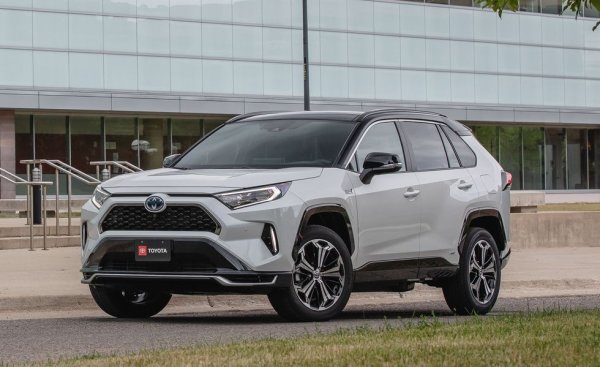 Все пак CR-V отстъпва първенството при кросоувърите на стария си враг от Toyota. RAV4 обаче отчита 5% спад спрямо миналата година. 
