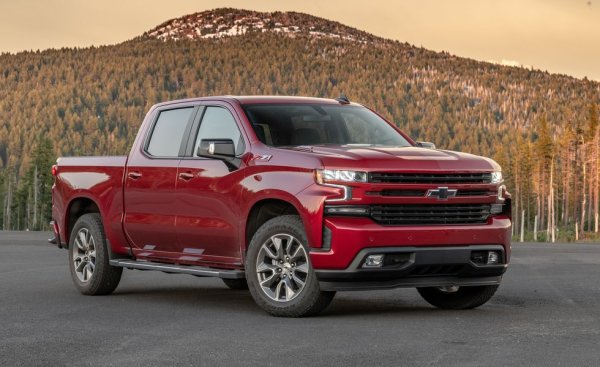 Едва ли сте имали съмнения, че в голямата тройка има само пикапи. Третото място е за Silverado, което загуби битката с основните конкуренти и отчете 13% спад за "лекия модел", и 8% при тежкия. 
