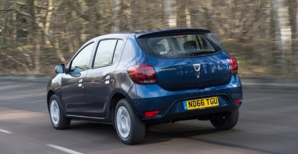 Бюджетните корени на Sandero са най-очевидни вътре, където ще откриете много твърди и драскащи се пластмаси и спартански дизайн. От друга страна, той е солидно конструиран и логично разположен. Високата позиция на шофиране е подсилена от меки, но изненадващо поддържащи седалки. 

Екстрите са климатик и камера за заден ход, плюс интуитивна информационно-развлекателна система с тъчскрийн, която предлага сателитна навигация, както и лесно свързване със смартфон и стрийминг на музика. 

По-високите пътници на задната седалка ще бъдат малко натясно, но пък добре измисленият 320-литров багажник съперничи на моделите от по-горния клас по товарен капацитет.