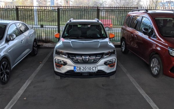 Като размери двата автомобила са доста близки. Dacia Spring е малко по-дълга - 3.73 метра срещу 3.67, и по-висока, но за сметка на това по-тясна. Багажният обем е 290 литра при електромобила и 252 - при i10. 
Напълно сравними са и като динамика. Hyundai i10 се задвижва от трицилиндров еднолитров мотор с 67 конски сили максимална мощност, ускорява от място до 100 км/ч за 17.8 секунди и развива максимална скорост от 156 км/ч. 
Spring с неговите 45 конски сили е по-бавен - 19 секунди от 0 до 100 км/ч и едва 125 км/ч максимална скорост. Но пък въртящият момент на елекромотора идва без забавяне и прави колата доста по-пъргава в градски условия. 
Spring тежи 1045 кг, а i10 с автоматик - 921 кг. 
