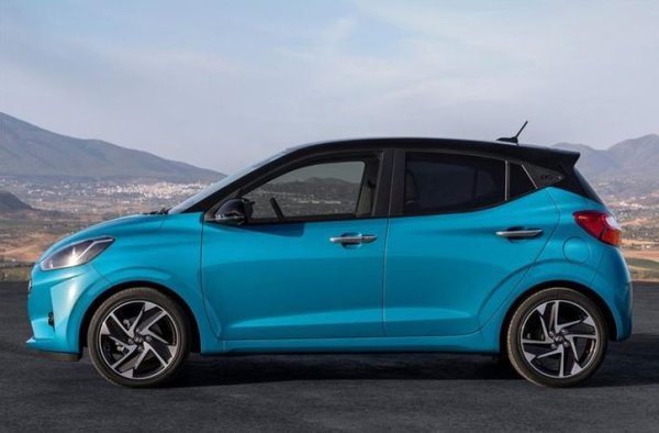 Тук вече разликата никак не е малка. По актуалната ценова листа от началото на март 2022, базовият Hyundai i10 струва 22 180 лева с ДДС, но това е за ръчни скорости. Понеже Spring е само "автоматик", и при i10 ще калкулираме 2000 лева доплащане за 5-степенна автоматична трансмисия - така цената става 24 180 лева. 
Електрическата Dacia е с цели десет хилядарки по-скъпа - 34 500 лева за базовото ниво. 
Иначе като оборудване са съвсем сравними: и двете имат климатик, предни електрически стъкла (при Spring - и задни), радио с USB. В Spring базовото оборудване включва Bluetooth и LED дневни светлини. При i10 за компенсация има круиз контрол. 

