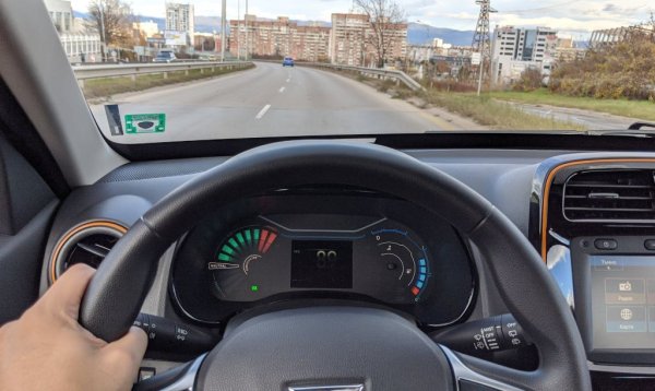 В България все още няма директна субсидия за покупка на електромобил - опитът на МОСВ да издейства такава с финансиране от еврофондовете завърши с лесно за предвиждане фиаско. Сега кабинетът умува дали да не финансира подобна програма с бюджетни средства. Предложението предвижда държавата да покрива до 30% от цената на електромобила - в случая със Spring това значи 10 350 лева. Но само ако живеете в някой от най-замърсените градове и предадете за скрап стар дизел (отпреди Евро 2). 
