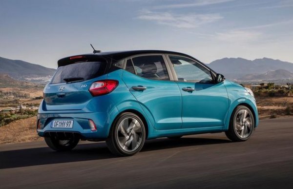 Както споменахме, в нашия сценарий разглеждаме среден годишен пробег от 15 000 километра, около 85% от който се случва в градски условия. 
Средният комбиниран разход на еднолитровия i10 по новия цикъл WLTP е 5.2 литра на 100 км. В т. нар. "нисък тестов цикъл" - най-приложим към софийското градско шофиране - разходът е посочен като 6.4 на сто. Ние приемаме среден показател - 5.8 литра на 100 км за целия период. 
За 75 000 километра това прави общо 4350 литра. По актуалните цени на горивата това е равно на 11 962 лева. Естествено, цените на горивата са нещо непостоянно. Но в близките години, на фона на геополитиката и "Зелената сделка" на ЕС, не бихме очаквали те да вървят трайно надолу. По-скоро обратното. 
