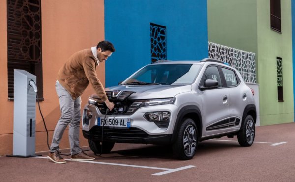 Нещата се променят много, ако нямате възможност за домашно зареждане. Зареждането на Spring само от платени бързи зарядни станции ще ви струва по сегашните цени около 7560 лева (включително първоначалните такси). Все още в България има и безплатни зарядни станции, но за тях често се чака доста. А и по всяка вероятност в съвсем близкото бъдеще опцията за безплатно външно зареждане ще изчезне. Не е изключено някои станции да преминат и към заплащане на минута престой. 
При всички случаи електромобилът днес може да е изгоден, само ако имате опция да го зареждате у дома или в службата. Бързите станции са по-скоро за извънредни случаи и за по-дълги пътувания. 
