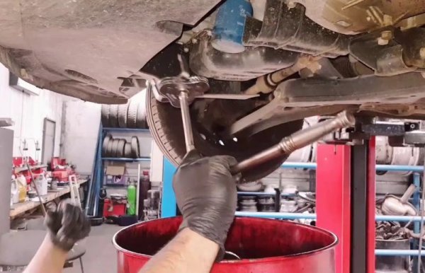 За пет години и 75 000 км пробег сме предвидили четири смени на масло, маслен и въздушен филтър (по около 275 лева в актуалния ценоразпис на официалния сервиз), две смени на накладки и спирачна течност, една смяна на акумулатор (сравнително скъп, защото колата е със старт-стоп система) и около 150 лева за други компоненти, като например поленов филтър. Всичко това общо излиза около 2100 лева. Разбира се, сумата може да намалее, ако се откажете от официалния сервиз. Но тогава се отказвате и от петгодишната гаранция. 
