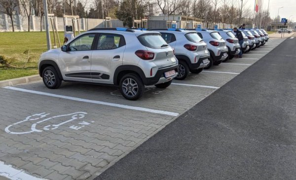 Отдавна слушаме как електромобилите щели да са значително по-евтини за поддръжка. В това има логика: електрическата кола не се нуждае от смяна на масло, маслен и въздушен филтър. Заради системата за рекупериране на енергия, спирачните й накладки се износват несравнимо по-бавно и понякога е достатъчна една смяна за целия жизнен цикъл на автомобила. 
Ето какво сервизно обслужване предвижда за 5 години официалното упътване на Dacia Spring:
- две смени на поленовия филтър на купето;
- една смяна на антифриз; 
- една смяна на спирачна течност;
- една смяна на 12V батерия
Общо всичко това, с включени консумативи и труд, струва 913.21 лева с ДДС, потвърдиха ни от официален дилър на модела. И тук придържането към официалния сервиз е препоръчително, особено с оглед 8-годишната гаранция на батерията. 

