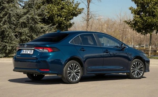 Точната цена е 40 137 лева и 50 стотинки (вносителят явно смята, че стотинките са от значение) и е за седана Corolla, който се прави в Турция. Цената обаче включва 5% отстъпка, която изтича на 8 януари 2025. 
За тези пари получавате 1.5-литров бензинов двигател със 125 коня и ръчни скорости, бял цвят, стоманени джанти, 8-инчова мултимедия с bluetooth.
За още 7,000 лева можете да имате седана с безстепенен автоматик. 
Хечбекът Corolla започва от 49 352 лева. 

Цена през декември 2023: 41 250 лева