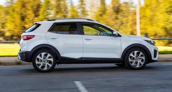 Малкото кросоувърче на корейците вече е към края на моделния си живот, което води и до относително атрактивни цени. Базовата версия е с четирицилиндров 1.2 бензин, 79 коня и 5-степенна ръчна трансмисия. За около три хиляди лева повече можете да имате 1.0 турбо със 100 коня. 
Даже стартовият вариант има доста оборудване: климатик, кожен волан, автоматични светлини и чистачки, круиз конторл (вече задължителен за всички), навигация с 8-инчов дисплей, парктроник и камера за заден ход, 16-цолови лети джанти, рейки на покрива. 

Цена през декември 2023: 35 990 лева
Цена през декември 2022: 35 990 лева
Цена при дебюта през 2018: 26 990 лева
