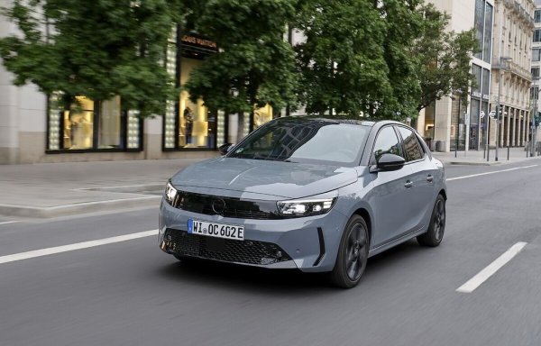 Eдин от малкото автомобили в класацията, които още не са поскъпнали чувствително спрямо миналата Нова година - само със 145 лева. Базовият двитател е 1.2 PureTech със 75 коня мощност и 5-степенна ръчна трансмисия. В ниво Edition има 10-инчов дисплей на мултимедията, която поддържа Android Auto и CarPlay, аудиосистема с 6 говорителя, климатик, 16-цолови стоманени джанти. 

Цена през декември 2022: 36 020 лева
Цена през декември 2021: 27 395 лева
Цена през декември 2018: 19 380 лева
