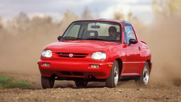 Странният автомобил, с дизайн на спортно купе, вдигнато "на кокили", с прибиращ се покрив и задни светлини от Suzuki Baleno трябвало да наследи компактния оф-роудър Samurai и да пробие на американския пазар.

