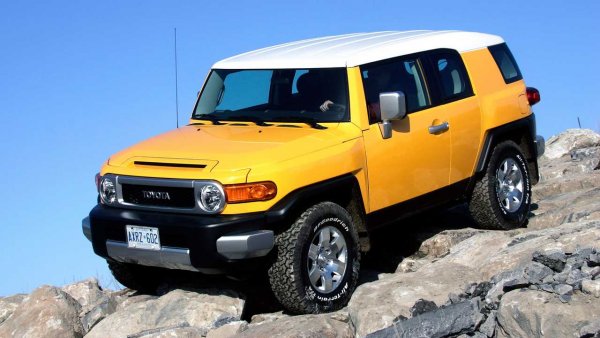 Това е рядко успешна носталгична операция: FJ Cruiser, както говори името, е намигване към първото поколение на успешната династия Land Cruiser. По-точно серията FJ от 70-те, която се усеща в дизайна на модела, който в основата си е базиран на Land Cruiser Prado.

