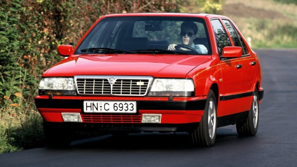 Петнадесет години след Stratos, Lancia отново взе назаем двигател от Ferrari, за да създаде бърз и елегантен представителен седан, който да съперничи на BMW M5. Името на Ferrari може да се прочете върху мотороа, но всъщност той беше произведен от Ducati.
Продажбите на Thema 8.32 бяха възпрепятствани от огромната му цена. И което е необичайно -  от екзотичния му двигател. Осен това купувачите  бяха по-запленени от много по-евтиния и почти толкова бърз Thema Turbo, който споделяше своя двигател с Alfa Romeo, Fiat и Saab.
