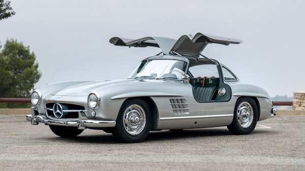Производство на класическия модел: 1955 – 1963 г.

Mercedes-Benz 300 SL се счита за един от най-красивите автомобили на 20 век. Запазена марка са вратите му тип "крило на чайка", а най-странното е защо Daimler дълги години не се решаваше да пусне негов приемник.