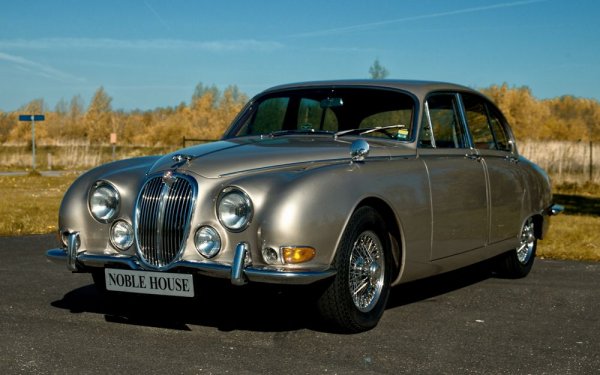 Производство на класическия модел: 1963 – 1968 г.

Естествено, от другата страна на Ламанша не само Mini се опитват да експлоатират носталгичната тема. Това сториха и от Jaguar, но първо, малко история: S-Type се появява през 1963 година и предизвиква овации с елегантната си осанка и прекрасните характеристики. Макар и да се произвежда само 5 години и да се реализира в скромния тираж от 25 000 бройки, той си остава един от икончините британски автомобили.