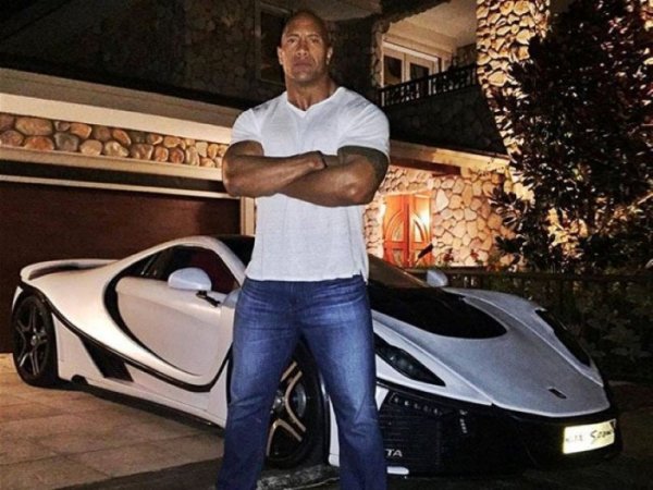 Кечистът, който стана актьор, Дуейн Джонсън, притежава луксозно бяло матово LaFerrari на стойност над 1,2 милиона долара. На Скалата обаче не му се наложи да си го купува. Колата е подарък. Актьорът също така няколко пъти призна, че поради големите си размери не му е мтого удобно да влезе в автомобила. Дуейн обаче не прибягна до услугите на тунери, за да разшири салона.