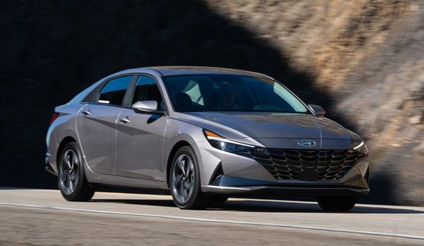 В своето седмо поколение Hyundai Elantra, който е известен също като i30 Sedan и Avante на някои пазари, е най-продаваният модел на южнокорейската фирма през 2022 г. Това се случи въпреки спада на продажбите на Elantra с 11% от 2021 до 2022 г.

Част от спада в продажбите на Elantra може да се дължи на това, че Hyundai не продава модела на нито един европейски пазар. Вместо това той разчита на силни продажби в САЩ, Китай и Азия, където колата се произвежда на местно ниво и за трите пазара.