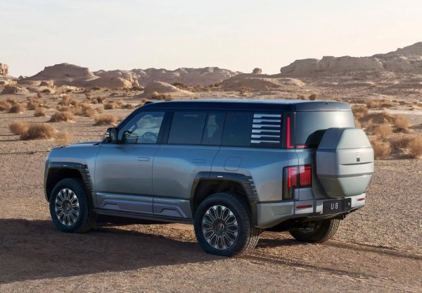 YangWang U8 е дълъг 5310 мм, има тегло като празен от 3460 кг и се задвижва от четири електрически мотора, които му позволяват да се завърта на място, докато батерията се презарежда чрез 2,0-литров турбо бензинов двигател.
