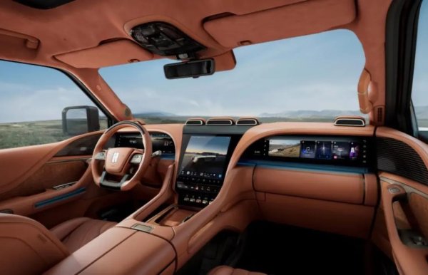 Общата мощност е 1196 к.с., с въртящ момент от 1280 Нм и може да се похвали със спринт от 0 до 100 км/ч само за 3,6 секунди. Батерията от 49,05 kWh осигурява електрически пробег от 180 км в цикъла CLTC и общо над 1000 км. На китайския пазар YangWang U8 се продава на базова цена от 1 089 000 юана (139 500 евро).