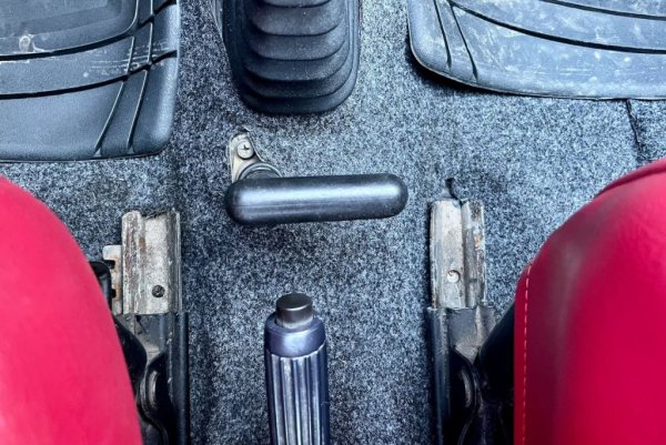 Най-силният коз на новата кола обаче е системата за задвижване на четирите колела, разработена от австрийците. Тя е необикновено просто устроена и в резултат - много надеждна. В Steyr се отказват от използването на трансферна кутия и вместо това просто правят първата предавка извънредно къса - почти като понижаваща. Заради това Panda 4x4 има общо пет скорости, докато при обикновените "панди" те са само четири. 