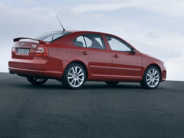 Двигателят е познатия 2.0 TFSI и се управлява чрез шест степенна маханична скоростна кутия.