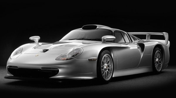 911 GT1 се различава много от серийните 911, обаче серийната му и състезателна версия са създадени с амбициозна цел – победа в „24 часа на Льо Ман”.