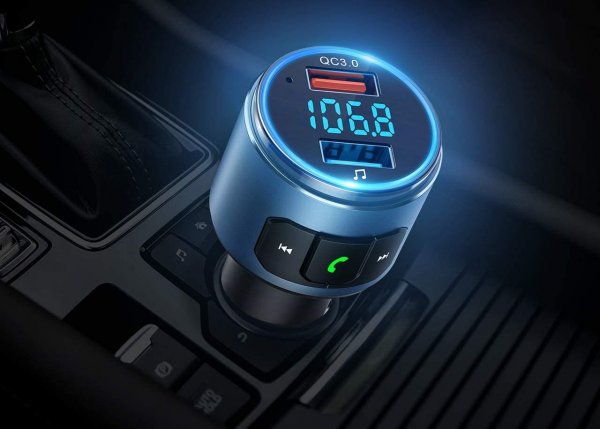 Все пак не са малко и автомобилите, които нямат AUX порт, нямат касетофон и фабричните им радиосистеми се сменят трудно. В такъв случай има решение, което може да се използва в много и различни коли. Става въпрос за FM трансмитери, подобни на тези, който свиреха mp3 файлове на определена честота на радиото.

Този тип устройства се свързват с телефона ви чрез Bluetooth и излъчват аудио на определена FM честота, като в повечето случаи се захранват директно през гнездото на автомобилната запалка.