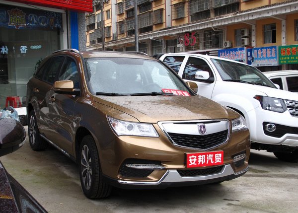 Jinbei Automotive е част от холдинга Brilliance Auto, но създава и произвежда своите модели самостоятелно и ползва единствено технологична подкрепа от страна на компанията-майка. А всички модели на Jinbei досега са &bdquo;цитати&rdquo; на западни автомобили.