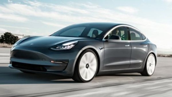 Въпреки скорошната смяна на поколенията, цените на първата серия Tesla Model 3 остават високи. Средно, на сертифицирания сайт за употребявани автомобили на Tesla, стойността на Model 3 Standard Range Rwd варира между 26 000 и 33 000 евро за модели с малко километри. 

Пада под 25 000 евро само за тези, които се приближават или надвишават 100 000 км и с регистрация преди 2021 годна. Детайли, които не са за подценяване, защото през 2021 г. бяха въведени няколко екстри като термопомпа, безжично зареждане, електрически капак на багажника, двойни стъкла и подобрени батерии. 

Цените в най-популярните онлайн сайтове за покупка и продажба са малко по-ниски, но преобладават модели  от по-старите на много километри. 