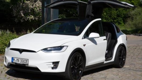 Неизбежно по-високи са цените на по-скъпия Tesla Model X , дори когато обезценяването е доста драматично в сравнение с първоначалната стойност. Най-тънко е при Model X 75D, който не се произвежда от 2019 година. Той може да се похвали с 333 к.с., разпредлени към четирите колела, а батерията с капацитет 77 kWh позволява до 417 км автономен пробег в стария цикъл Nedc. 

Цените на уебсайта на Tesla се движат около 30 000 евро за малкото налични екземпляри. Тези за Long Range с 507 км максимален автономен пробег са определено по-високи, рядко под 40 000 евро, но във всеки случай с много изминати километри.