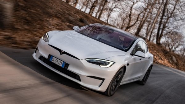 На върха на гамата и цените на употребяваните автомобили Tesla е Model S. Той започва от 30 000, необходими за закупуването на 75D с много километри на пътя. И стига до около 90 000 евро за Model S Plaid с 670 к.с. или дори над 100 000 евро за по-редките версии с 1020 коня.