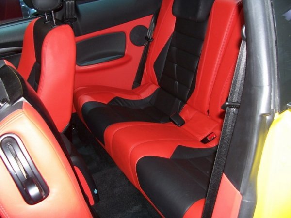 Предлага се с 4-степенна автоматична или 5-степенна механична скоростна кутия