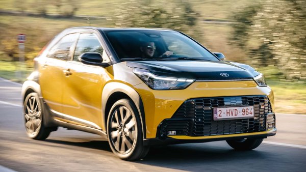 Новата Toyota Ayo X навлиза в 2026 с обширни иновации. Новият пълен хибрид предлага само  85 грама CO2 на километър, като това е двигателят с вътрешно горене с най-ниска стойност на грам извън plug-in хибридите, поне според Toyota. 

По време на медийни тестове при движение в в режим Eco с внимателно боравене с педала на газта беше постигнат разход от 2,5 л/100 км, като това е постигнало при увеличение на дължината с 80 мм и мощност от 116 к.с.

Освен това клиентите получават по-лъскави фарове, новопроектирана радиаторна решетка и масивни 17- или 18-цолови джанти. Всичко това обаче има и своята цена, като тя стартира от 19 900 евро за първата серия, след което ще бъде увеличена на 21 990 евро.
