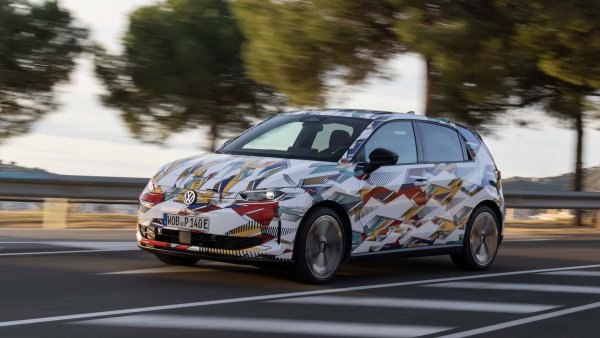 Тази година VW Polo отпразнува своята 50-годишнина, като през 2026 популярният компактен ще бъде електрически. Той се основава на концепцията ID. 2, е с дължина малко над четири метра и ширина 1,81 метра. Той е предназначен да предлага мощност от 115 до 222 к.с. и два варианта на батерията - 37 и 52 kWh. Коефициентът на аероднинамично съпротивление от  0.264 е най-добрият в този клас.

Дизайнът е променен в сравнение с предишните модели ID и разчита на класическите добродетели на Volkswagen. Той му придава приятелски вид, съчетан с масово произвеждани пропорции. VW обещава цена на начално ниво от по-малко от 25 000 евро. 
