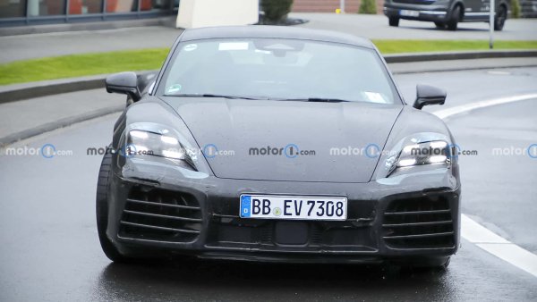 Porsche Boxter и Cayman първоначално изчезнаха напълно заради изискванията на ЕС по отношение на киберсигурността, като единствено топ-версиите, при това само в малки серии, имаха право да живеят. Последва промяна в стратегията и така бензиновите варианти на 718 се завръщат обратно.

Следващата година ще бъдат пуснати и двете . електрическа версия и класически шестцилиндров боксерен двигател за вариантите RS и GTS. Коя платформа ще бъде използвана, все още не е ясна. Най-вероятният сценарий е актуализация на текущата MMB.
