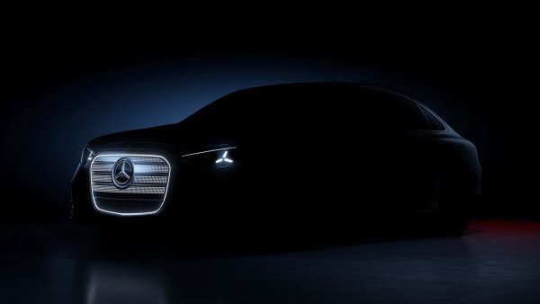 Следващото поколение на Mercedes C-KlasseC-Class ще бъде базирано на нова платформа - Mercedes-Benz Electric Architecture. Тази платформа ще даде възможност за инсталиране на батерии и електродвигатели в 800-волтова архитектура. В същото време базираната в Щутгарт компания запазва възможността да побере в нея двигатели с вътрешно горене.

Електрическата версия вероятно ще поеме конфигурацията на новия GLC, с два PSM двигателя, като задната част е оборудвана с двустепенна трансмисия, за да се постигне ниска консумация. Дизайнът вероятно ще напомня за линиите на новия GLC. Да, включително огромната осветена радиаторна решетка. 
