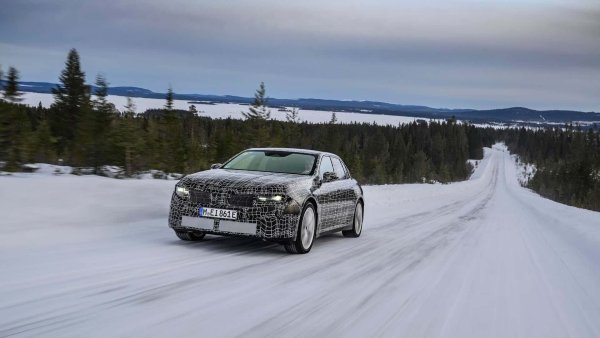 BMW iX3 го демонстрира, а i3 трябва да последва неговия пример. Компактният седан представлява още една голяма стъпка за производителя Мюнхен към бъдещето. Елегантните фарове, 800-волтовата архитектура и двигателите от шесто поколение отбелязват очаквания скок на поколенията. Двигателите с вътрешно горене ще продължат да се предлагат паралелно на 3-Series. 
