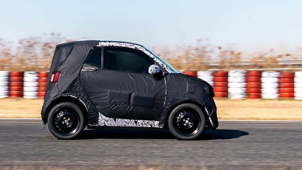 Мина много време, откакто светът Smartбеше изумен от двуместното купе Smart City (по-късно Fortwo). 27 години след първия дебют, Smart се завръща към корените си с нов двуместен модела, като досега съвместното предприятие между Mercedes-Benz и китайската Geely Group е публикувало само няколко снимки.

Но вече е ясно, че #2 ще бъде вдъхновен от историческите модели на марката. Произведен в Китай, новият най-малък Smart ще се захранва изключително електрически. Очаква се да излезе в края на 2026.
