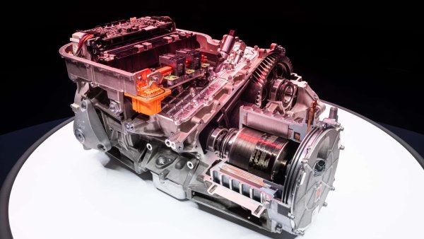 Първото електрическо Ferrari е една от най-спорните и противоречиви теми за последните няколко месеца. Да, задвижванията не само ускоряват превозните средства, но и често обсебват умовете на хората.

Всъщност спортната суперкола обещава да се превърне в доста интересен обект от техническа гледна точка. Става дума за 880-волтова система, четири електродвигателя и конструктивна батерия, която е интегрирана в шасито. По този начин 85 процента от теглото се абсорбира под основната плоча. 

Задната ос е оборудвана с спомагателна рамка, свързана с втулки, за да заглуши особено вибрациите и честотите. 
