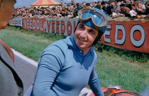 Световният шампион за 1952 и 1953 загина нелепо, докато пробваше колата на свой приятел на "Монца". Бе едва 36-годишен. На погребението му се стекоха 30 хиляди души.
