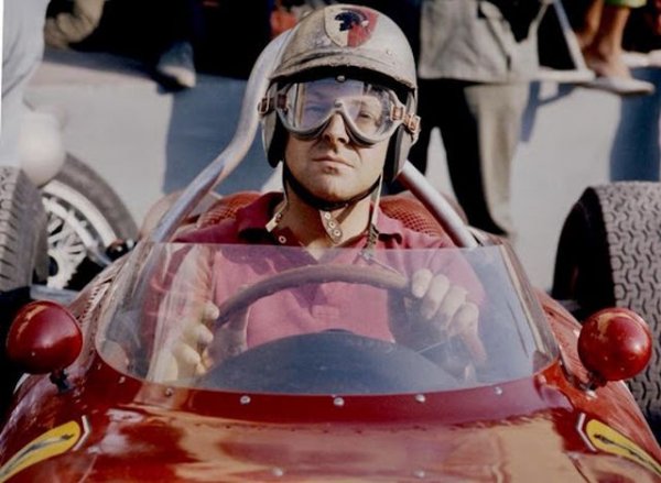 Смъртта на 33-годишния граф на "Монца" наврече на Ферари неприятности и с италианското правителство, и с Ватикана.
