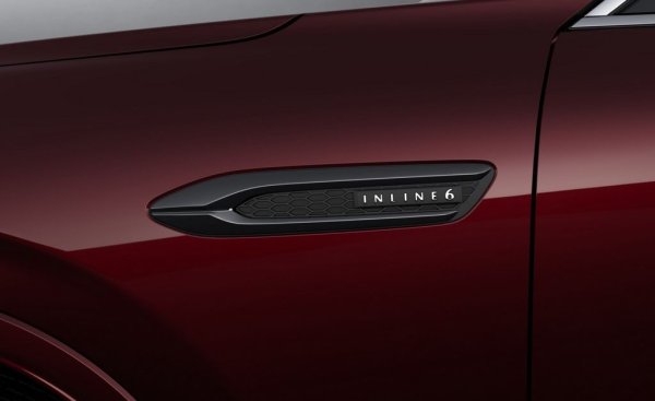 Редовият шестцилиндров дизелов мотор при CX-80 е с работен обем 3,283 куб. см, с 24 клапана и степен на сгъстяване 15.2. Максималната му мощност е 254 конски сили при 3750 оборота в минута.  Комбиниран е с 8-степенна автоматична трансмисия Skyactive Drive, собствена разработка на Mazda.