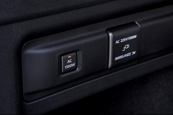 Плъг-ин хибридът е в състояние да отдава до 1500 вата електричество към външни консуматори на енергия - на практика може да захрани пълноразмерна готварска печка. 