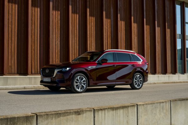 CX-80 се произвежда само в Япония, в завода на Mazda в Хофу, префектура Ямагучи. Има и трети вариант за задвижване - 6-цилиндров редови бензинов мотор, но той е предназначен за американския пазар и не се внася в Европа