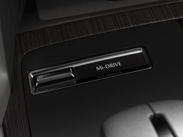 Имате на централната конзола превключвателя Mi-Drive (Mazda Intelligent Drive Select) с пет режима: нормално каране, спорт, офроуд, теглене и ЕV (само в случая с плъг-ин хибрида).