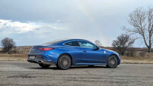 Спрямо 2023 година: 2.3% растеж

Mercedes също поддържа равнищата от миналата година, като основен принос към продажбите имат GLE (най-популярният премиум модел у нас, с 26% ръст), GLC и GLS. Прави впечатление и промъкването на баснословно скъпата G-класа в Топ 5 по продажби. 

Най-продавани модели:
GLE - 286
GLC - 235
GLS - 224
Sprinter - 224
G-Class - 102
