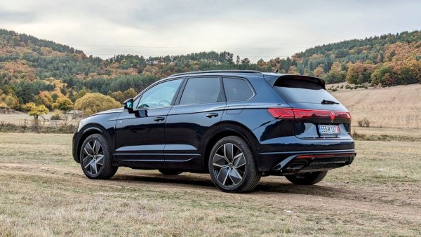 Спрямо 2023 година: 2.6% растеж

От марките в Топ 6, Volkswagen има най-скромен ръст тази година, което е по вина най-вече на намалелия интерес към малките кросоувъри в гамата - T-Cross (-19%), T-Roc (-28%) и особено Taigo (-39%). За сметка на това на сцената триумфално се завръща Golf (+63%), който за пръв път от много години е най-продаваният модел на марката у нас. Спадът при малките SUV напълно се компенсира и от 61% ръст при далеч по-доходния Tiguan. 

Най-продавани модели:
Golf - 605
T-Roc - 482
Caddy - 412
Tiguan - 404
Taigo - 258
Arteon - 253
T-Cross - 226
